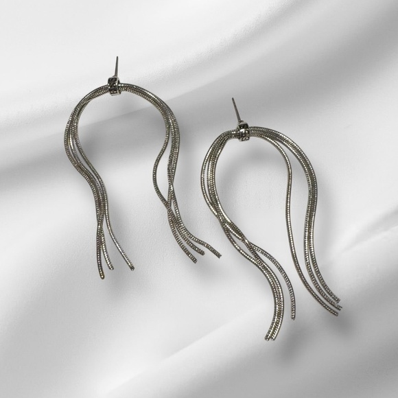 🆕GUESS Silver Dangle Earrings - Picture 1 of 13